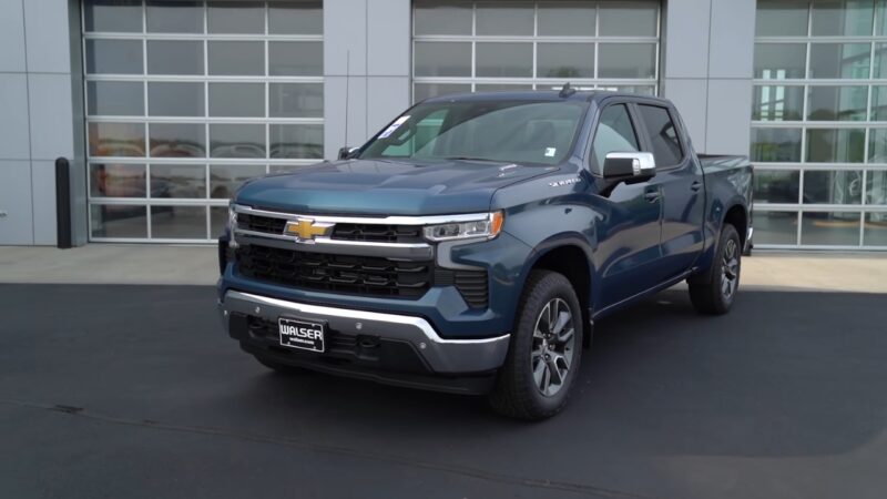 2024 Chevy Silverado parked outside a dealership, linked to newer Chevy Silverado problems and updates